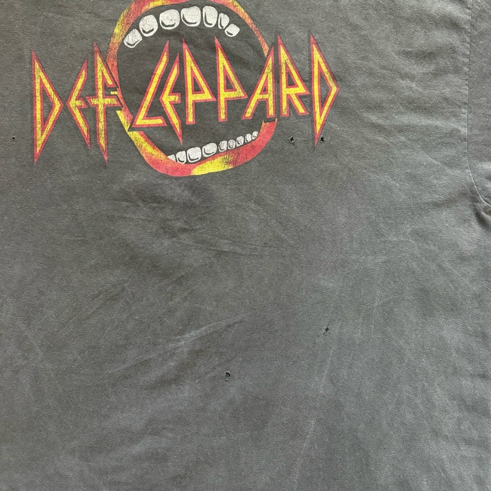 Def Leppard Vintage Look Graphic T-Shirt - Picture 4 of 4